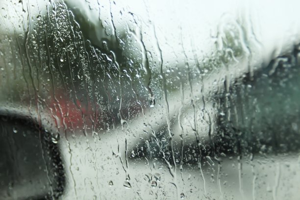 雨点落在停车场的车窗上图片下载