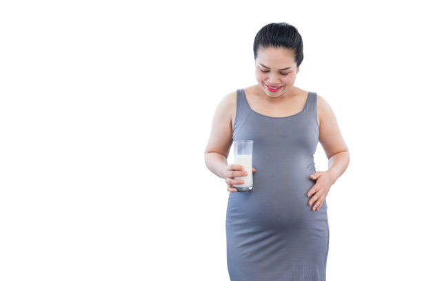 拿着牛奶的孕妇。图片下载