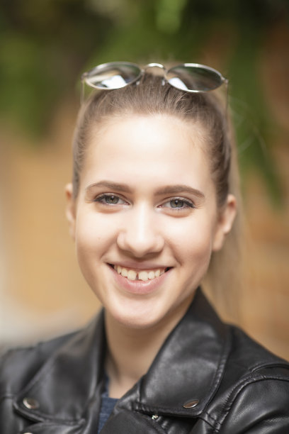 户外肖像年轻女子休闲的生活方式图片下载