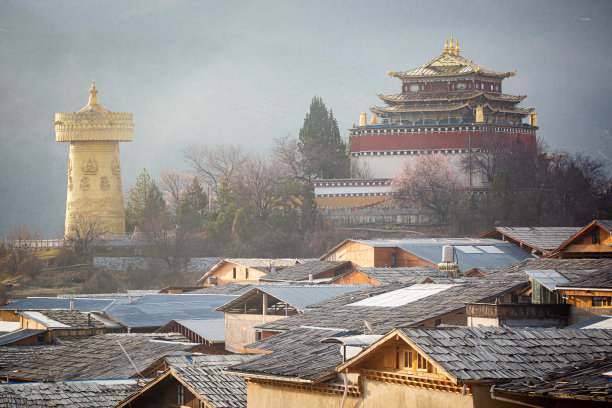 中国中甸香格里拉的圭山寺，有巨大的藏传祈福金轮图片下载