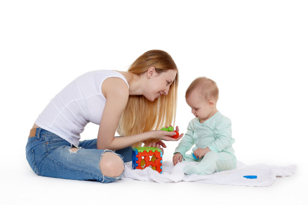 妈妈和小婴儿玩。图片下载