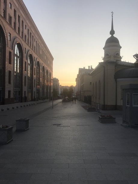 莫斯科市中心的日落。教堂和古典建筑。图片下载