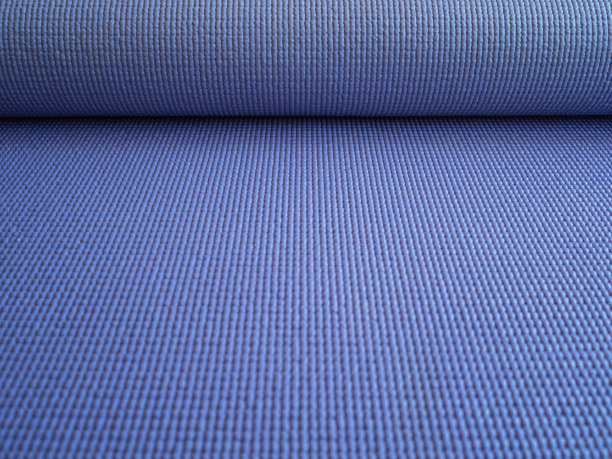 适合健身、普拉提或瑜伽的折叠垫子。运动训练用的紫色垫子图片下载