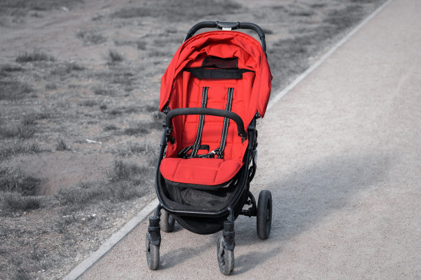 清空公园里的婴儿车图片下载