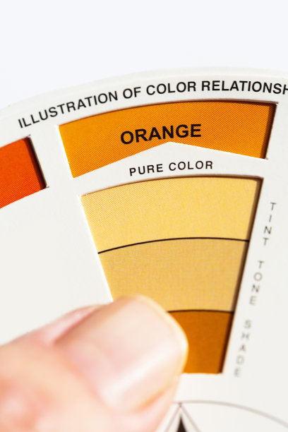 手里拿着一件彩色的设计设备，一个色轮图片下载