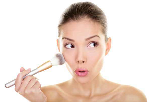 化妆化妆腮红的美女看着好笑的走开图片下载