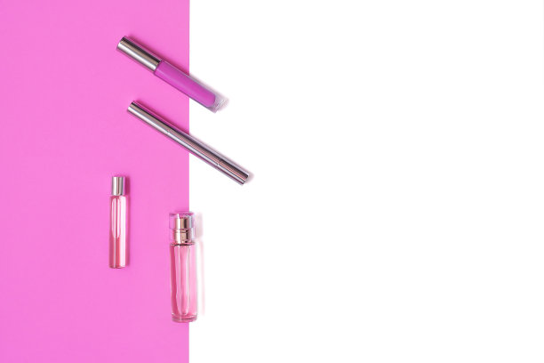 平铺组成与装饰化妆品和香水丁香和孤立的白色背景。化妆和美丽的概念。图片下载