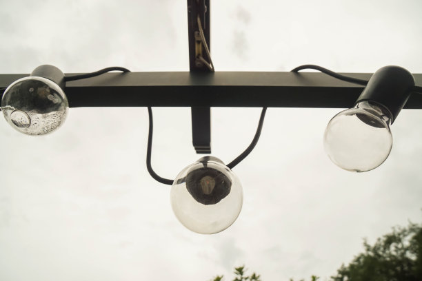 近距离观察装饰室外花园的老式圆形灯泡图片下载