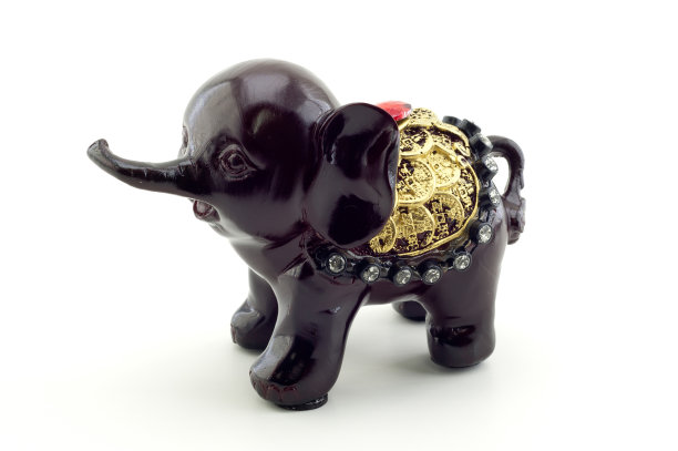 孤立在白色背景上的青铜大象雕像图片下载