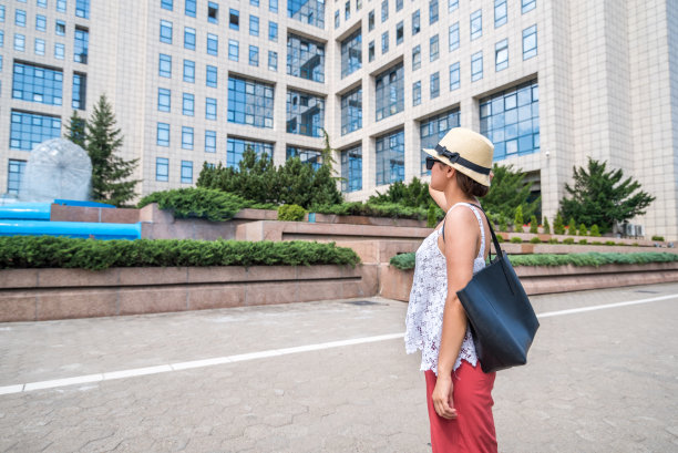 美丽的年轻积极和独立的法国潮女旅游女孩戴着帽子和太阳镜冒险世界旅行者在城市中寻找一个新的国家和新的冒险的新旅行图片下载