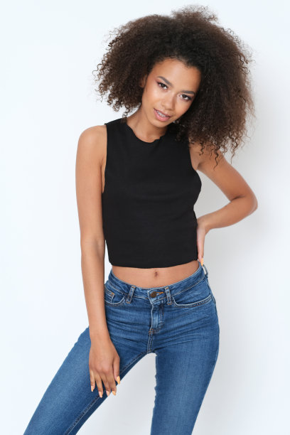 美丽的非洲式年轻女人在镜头前假装。图片下载