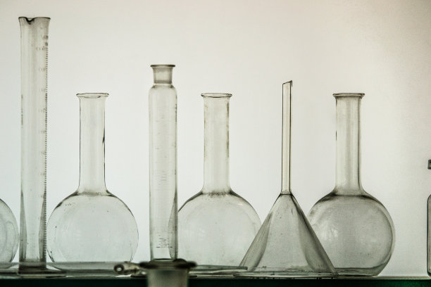 空实验室烧瓶和钢瓶图片下载