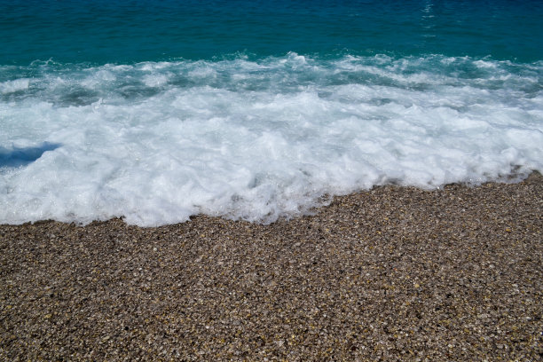 深蓝色的波涛汹涌的海水表面与泡沫和波浪图案，自然的背景照片图片下载