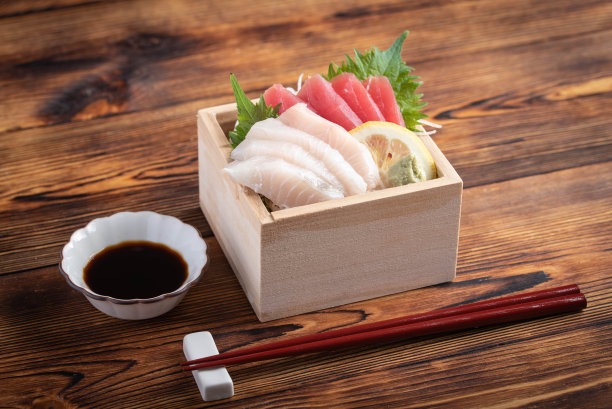 日式生鱼片，日式木盒图片下载