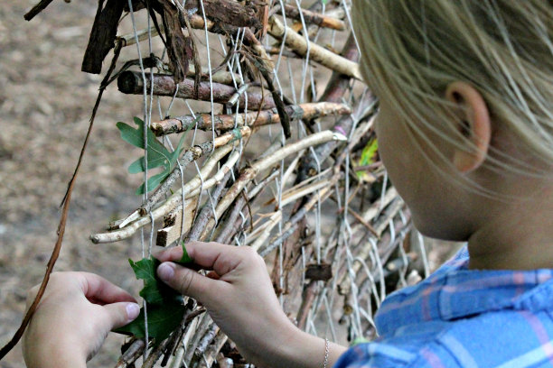 少女在做自然编织图片下载