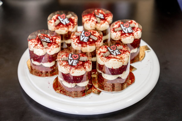 红丝绒蛋糕，奶油芝士糖霜图片下载