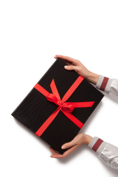手里拿着带着红胶带的礼盒图片下载