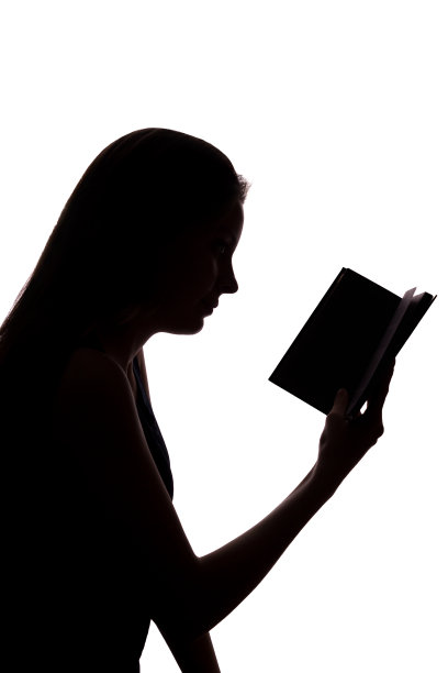 一个拿着书的女孩的剪影图片下载