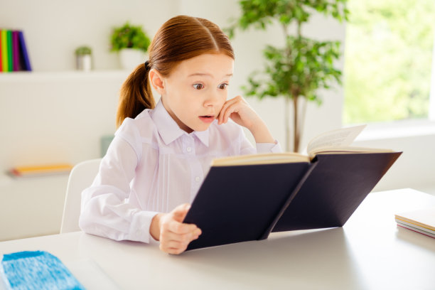 近距离的照片迷人的迷人的孩子印象深刻想要聪明的聪明的聪明的坐在教室光大的白色衬衫衬衫现代的尾巴，马尾辫，马尾辫，性感的姜黄色的发型她她的内心图片下载