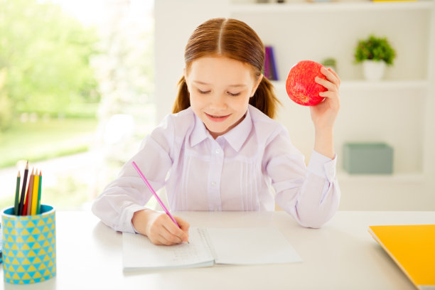 近距离的照片可爱的迷人的迷人的孩子孩子考试考试准备握手打破早午餐白色衬衫衬衫坐在教室集中集中的狐狸姜黄色的发型发型图片下载