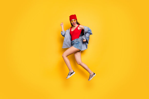 全身照片的欢快青年慢跑尖叫享受呼喊孤立在黄色背景图片下载