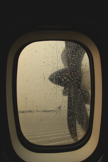 透过飞机的窗户看外面图片下载
