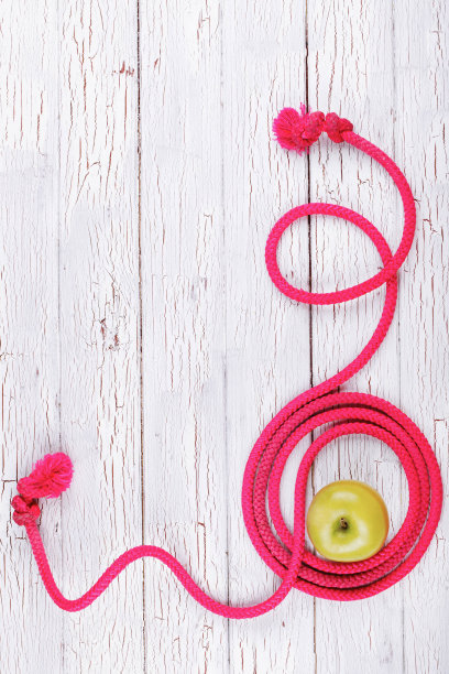 绿苹果站在跳绳附近图片下载