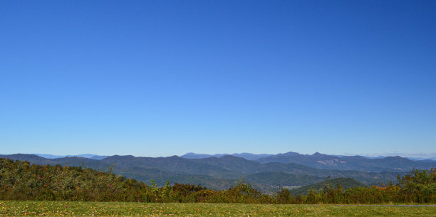 风景照片美丽的全景秋天的景象米尔斯河山谷俯瞰观察旅游区Vista蓝岭公园路历史阿巴拉契亚小道坎德勒北卡罗莱纳图片下载