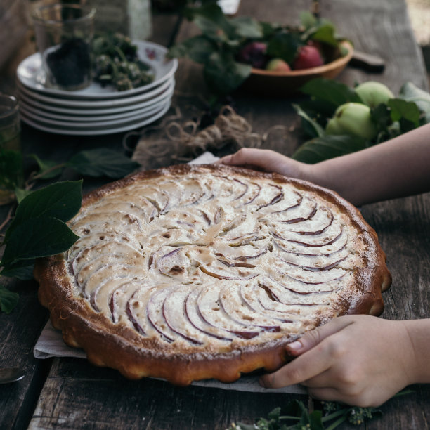 孩子们手里拿着漂亮的苹果派图片下载
