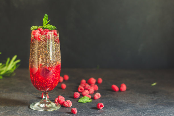 覆盆子饮料和奇异子鸡尾酒甜点(甜饮料，点心)。高级食品背景。本空间图片下载