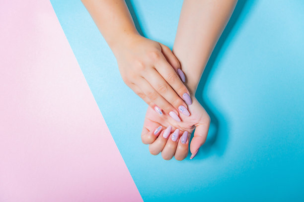 完美的Rosa Lilla美甲与时尚美甲艺术在蓝色粉红色的背景图片下载