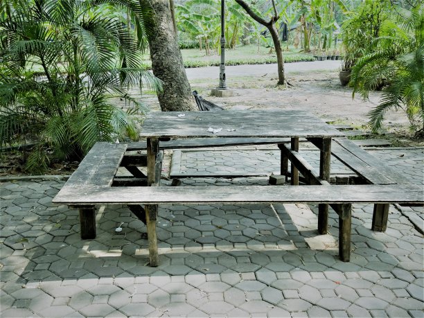 独特的旧木桌，野餐桌，户外长椅。空的木头桌子。图片下载
