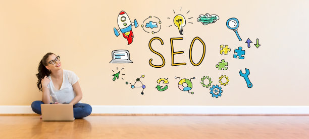 SEO文字与年轻女子使用笔记本电脑图片下载