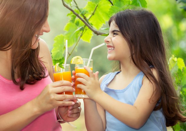 母女喝美味的鲜榨橙汁图片下载