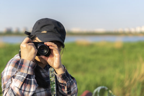 年轻女性摄影师在户外拍摄图片下载
