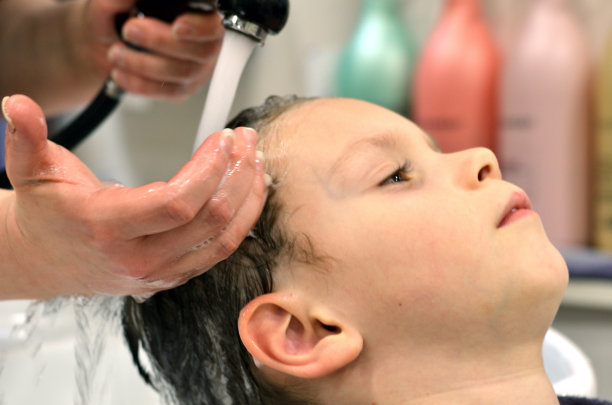 一个小孩坐在理发店里图片下载