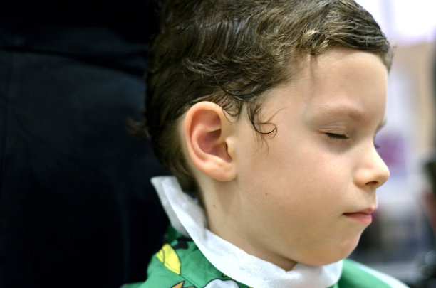 一个小孩坐在理发店里图片下载