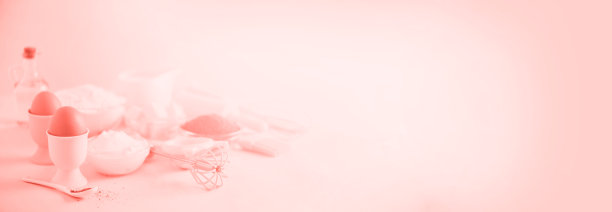 健康的烘焙材料-黄油，糖，面粉，鸡蛋，油，勺子，刷子，打蛋器，牛奶时髦的珊瑚色背景。横幅。烘焙食品架，烹饪理念图片下载