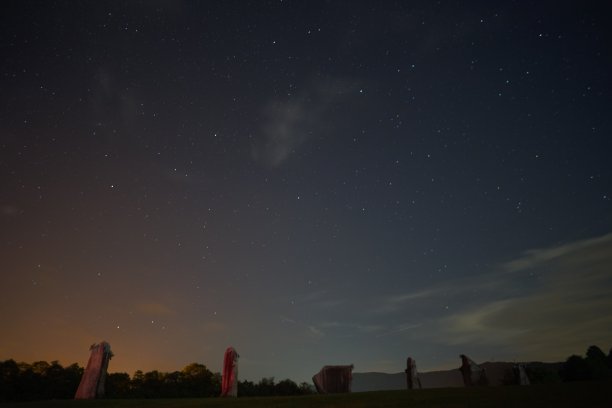 石头风车和星空图片下载