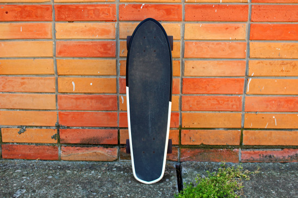 滑板靠近砖墙图片下载
