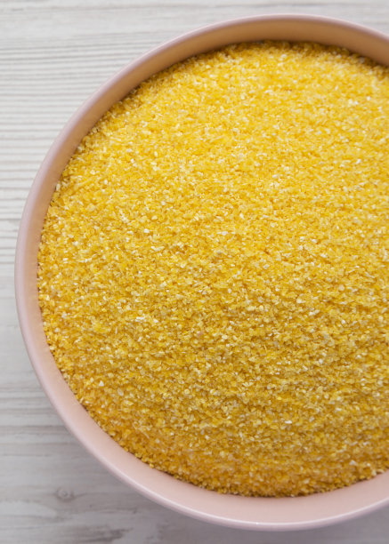 有机马萨勒帕玉米粉在一个粉红色的碗在白色的木制背景，俯视图。开销,从上面。特写镜头。图片下载