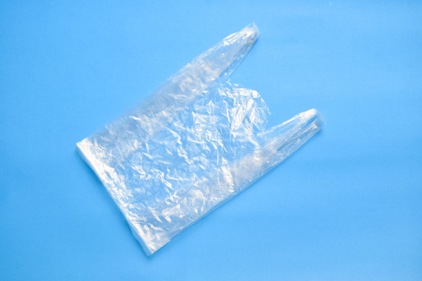 蓝色背景的塑料袋。海洋塑料污染概念。图片下载