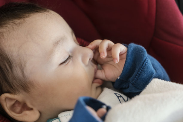 熟睡的男婴肖像图片下载