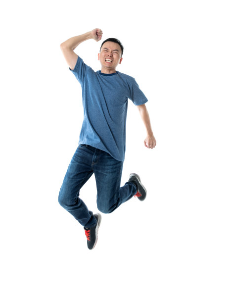 兴奋的男子跳在白色的背景图片下载