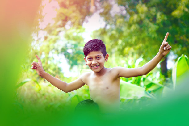 可爱的印度孩子在农场图片下载