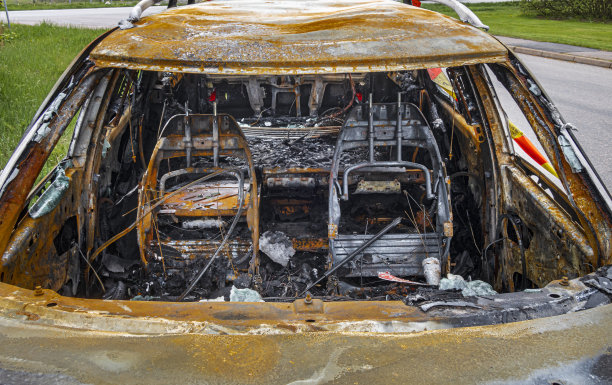 烧毁的汽车图片下载