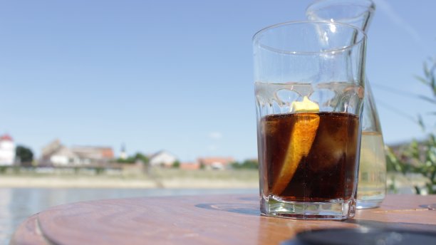 一杯苏打水加柠檬图片下载