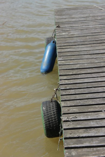 在码头上的快船图片下载