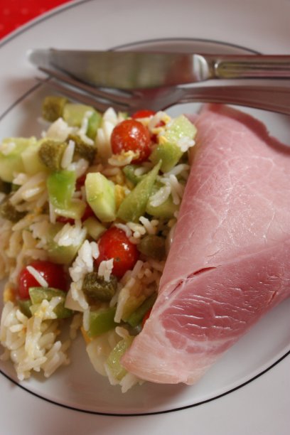 火腿片配生蔬菜和米饭的沙拉图片下载
