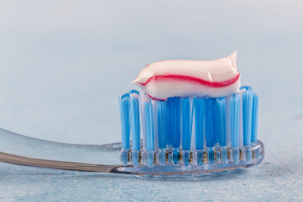 牙刷和牙膏在模糊的背景上图片下载